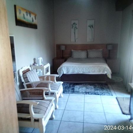 12 On Vaal Drive Guesthouse Vanderbijlpark Eksteriør bilde