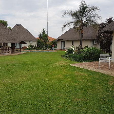12 On Vaal Drive Guesthouse Vanderbijlpark Eksteriør bilde