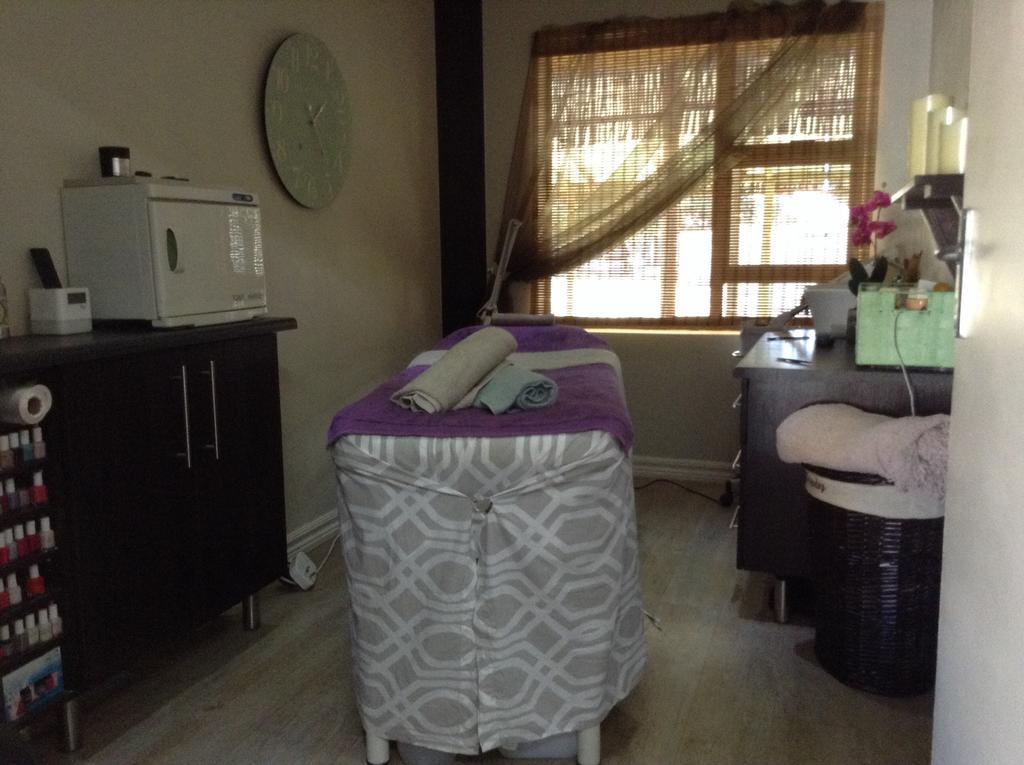 12 On Vaal Drive Guesthouse Vanderbijlpark Eksteriør bilde