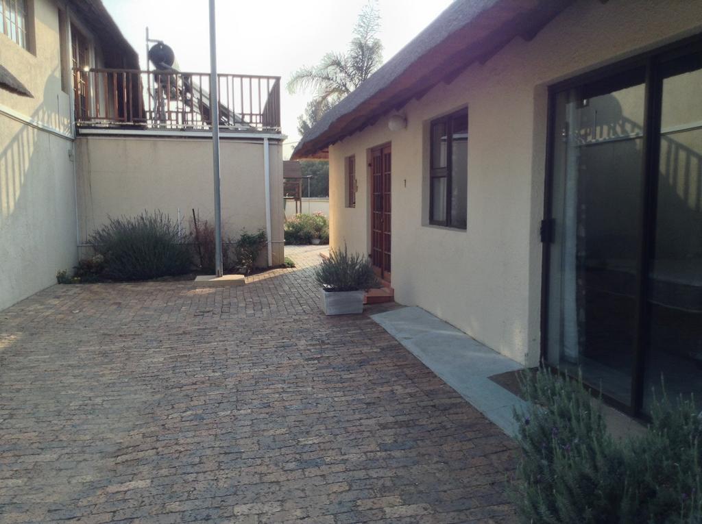 12 On Vaal Drive Guesthouse Vanderbijlpark Rom bilde