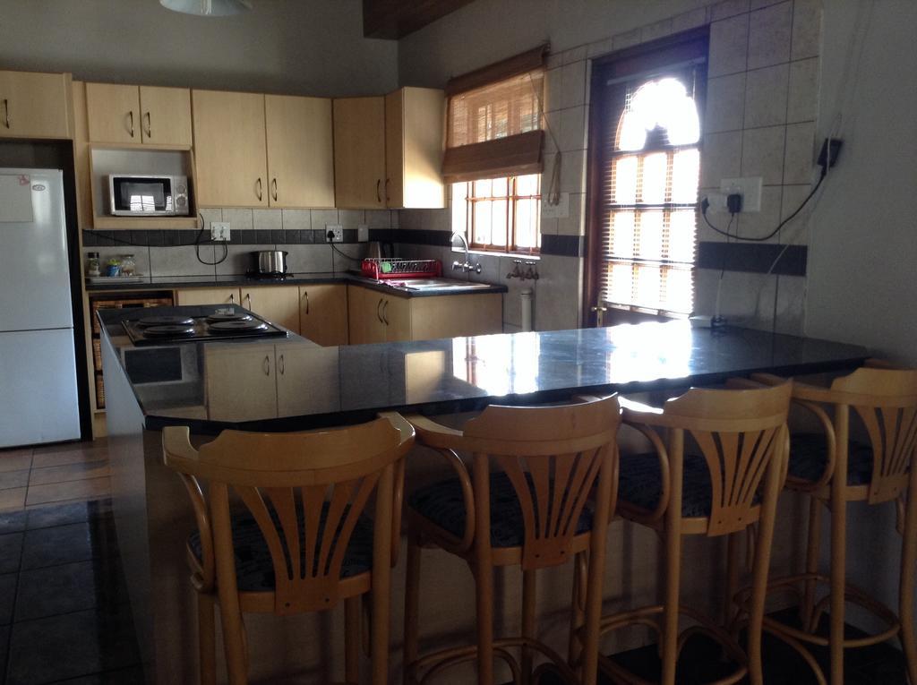 12 On Vaal Drive Guesthouse Vanderbijlpark Eksteriør bilde