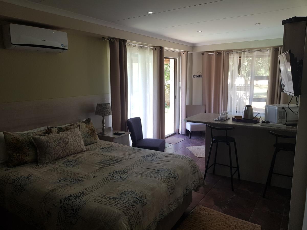 12 On Vaal Drive Guesthouse Vanderbijlpark Eksteriør bilde