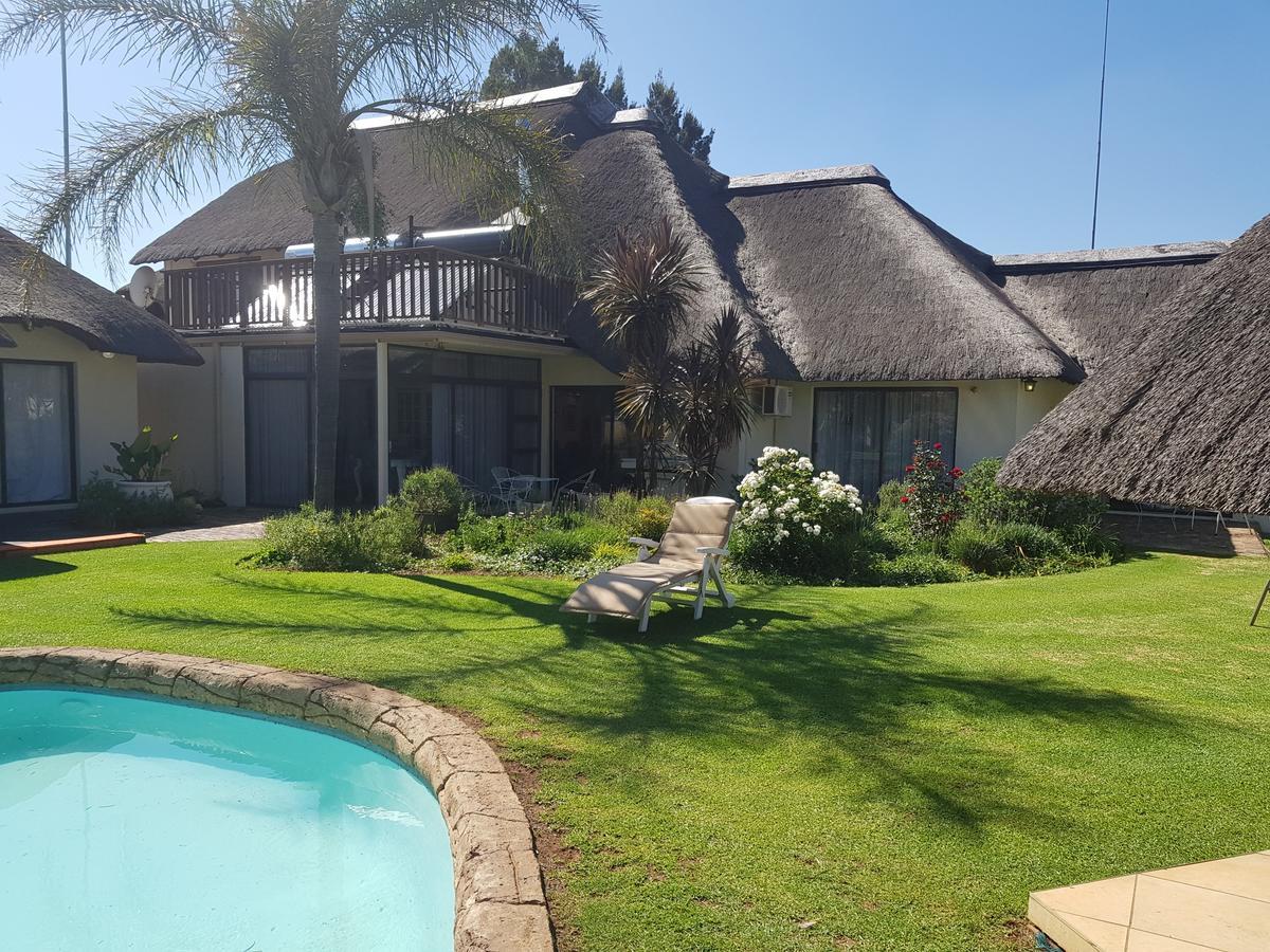 12 On Vaal Drive Guesthouse Vanderbijlpark Eksteriør bilde