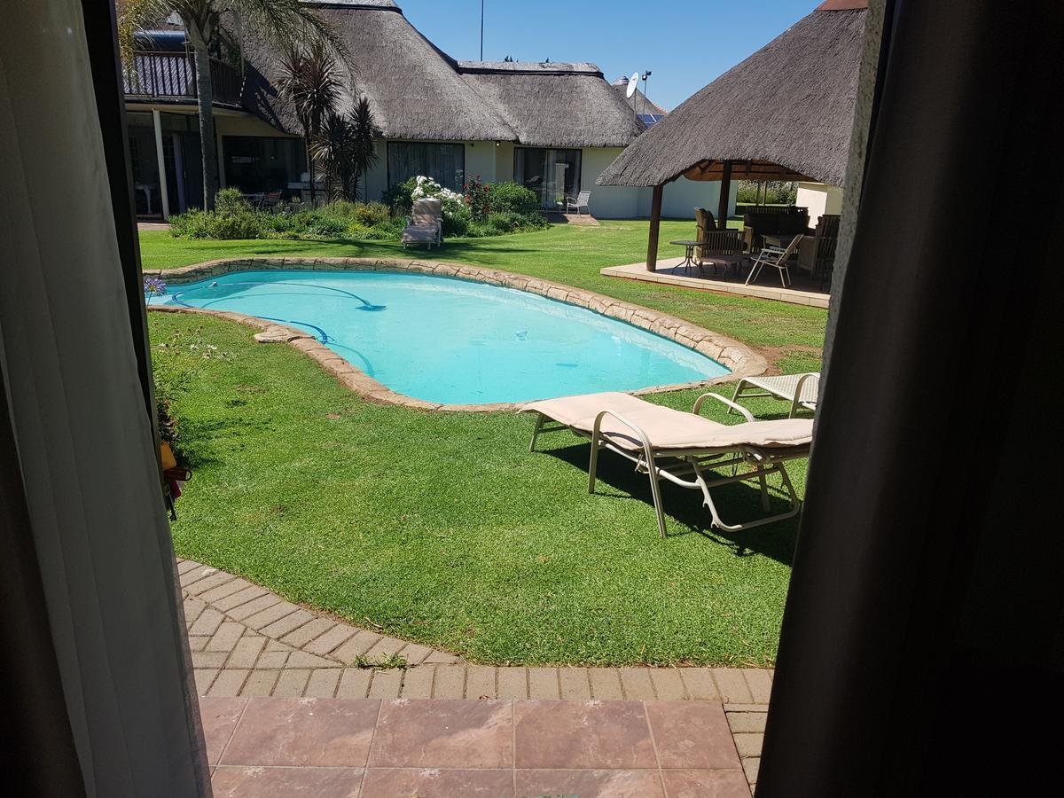 12 On Vaal Drive Guesthouse Vanderbijlpark Eksteriør bilde
