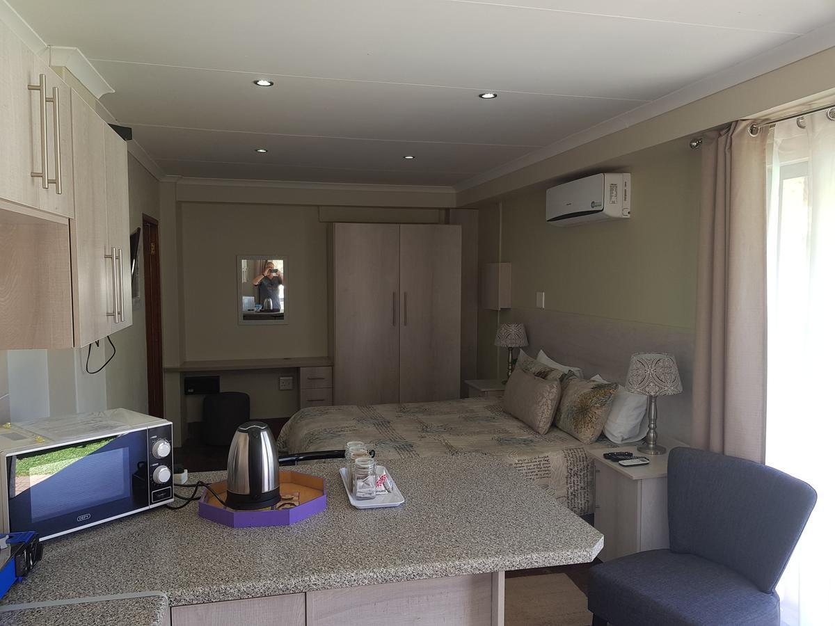 12 On Vaal Drive Guesthouse Vanderbijlpark Eksteriør bilde