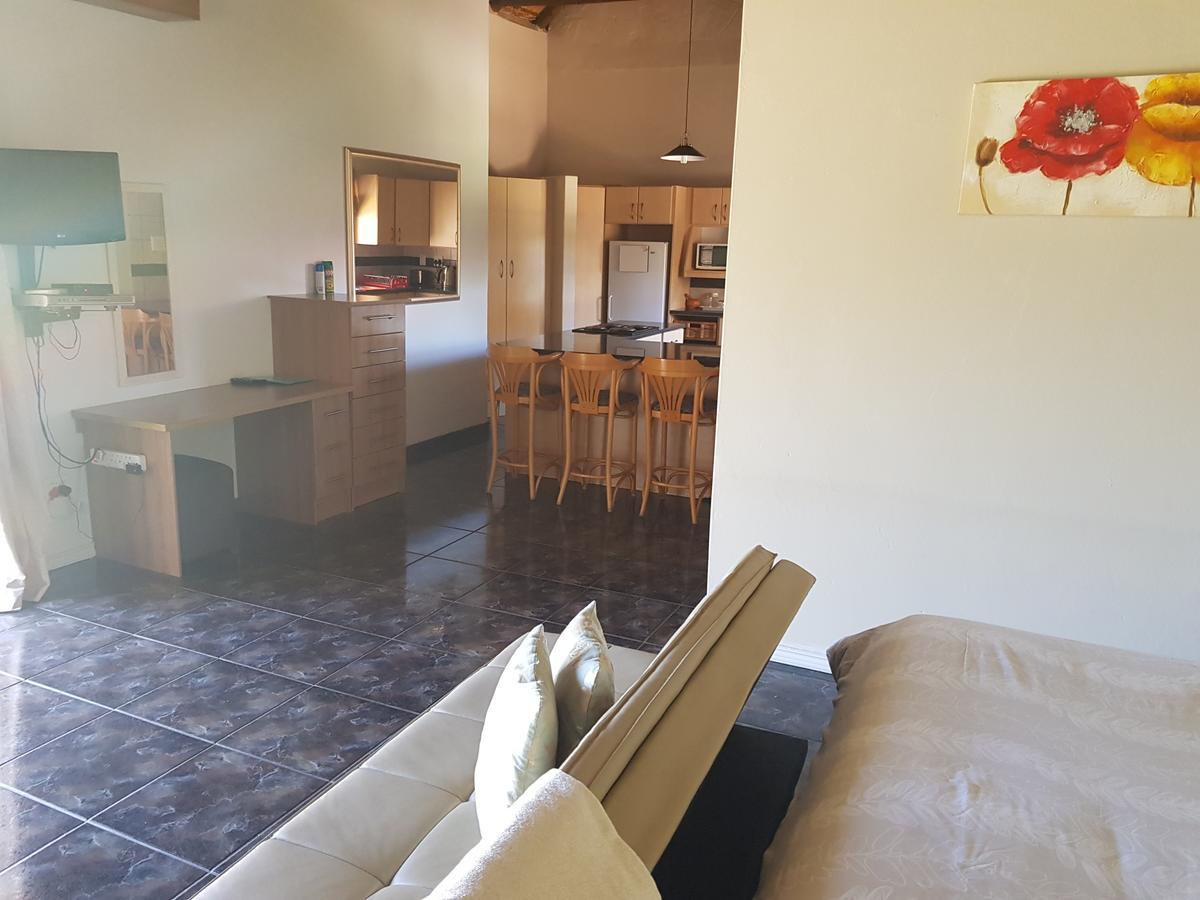 12 On Vaal Drive Guesthouse Vanderbijlpark Eksteriør bilde
