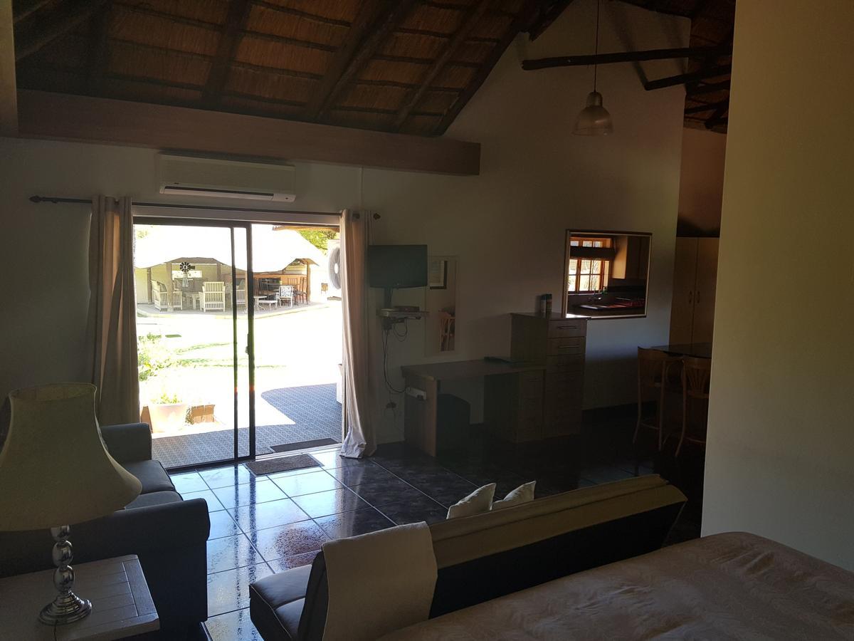 12 On Vaal Drive Guesthouse Vanderbijlpark Eksteriør bilde