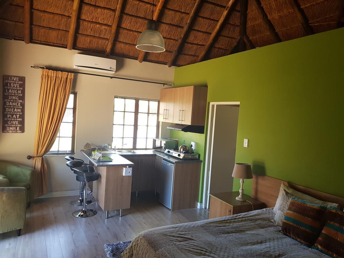 12 On Vaal Drive Guesthouse Vanderbijlpark Eksteriør bilde