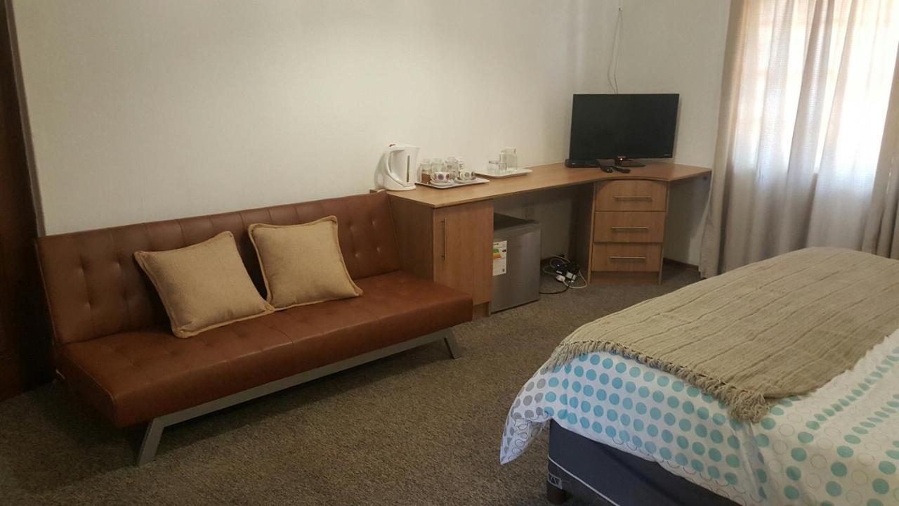 12 On Vaal Drive Guesthouse Vanderbijlpark Eksteriør bilde