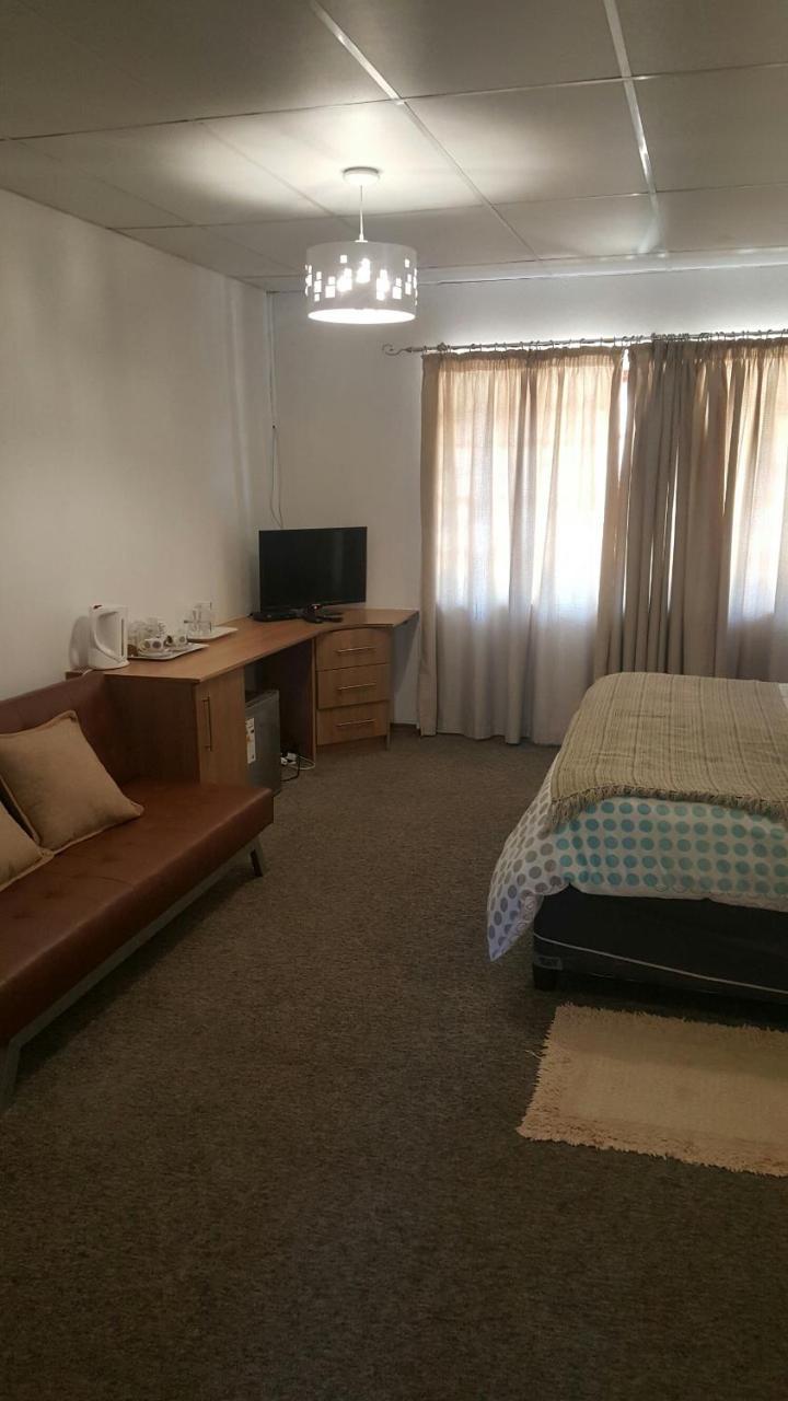 12 On Vaal Drive Guesthouse Vanderbijlpark Eksteriør bilde