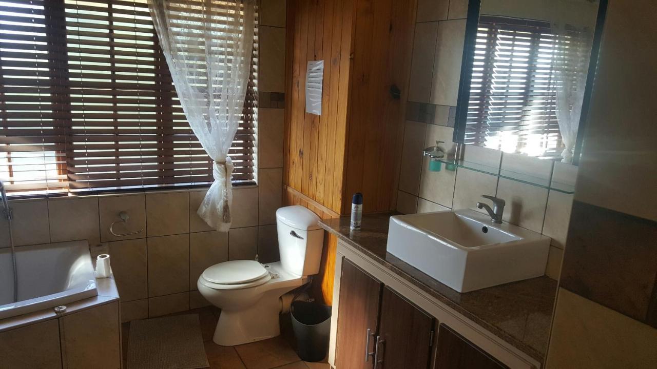 12 On Vaal Drive Guesthouse Vanderbijlpark Eksteriør bilde