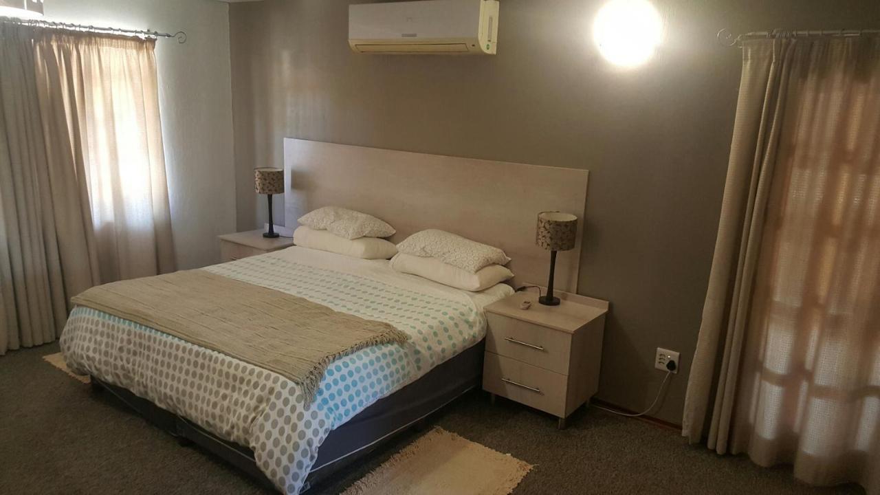 12 On Vaal Drive Guesthouse Vanderbijlpark Eksteriør bilde