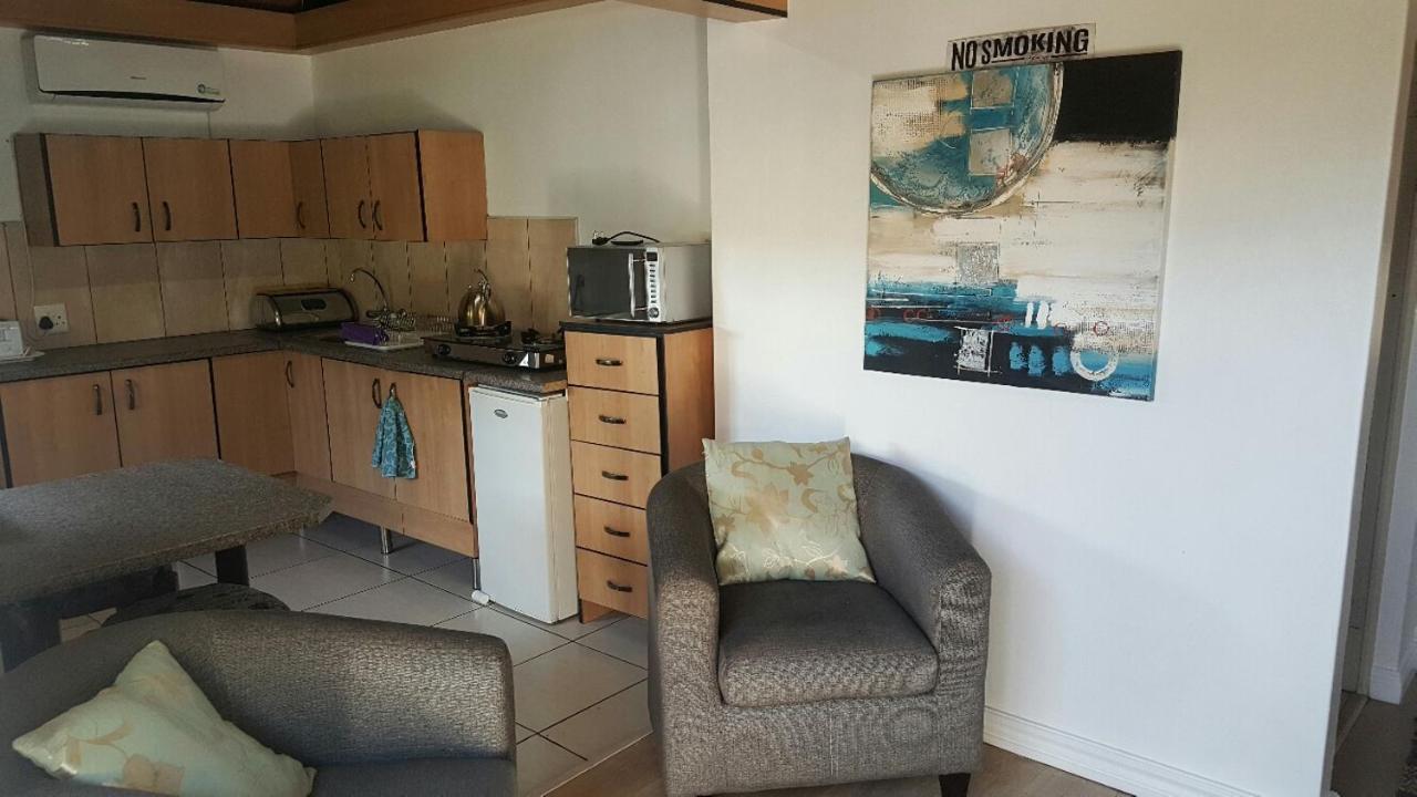 12 On Vaal Drive Guesthouse Vanderbijlpark Eksteriør bilde