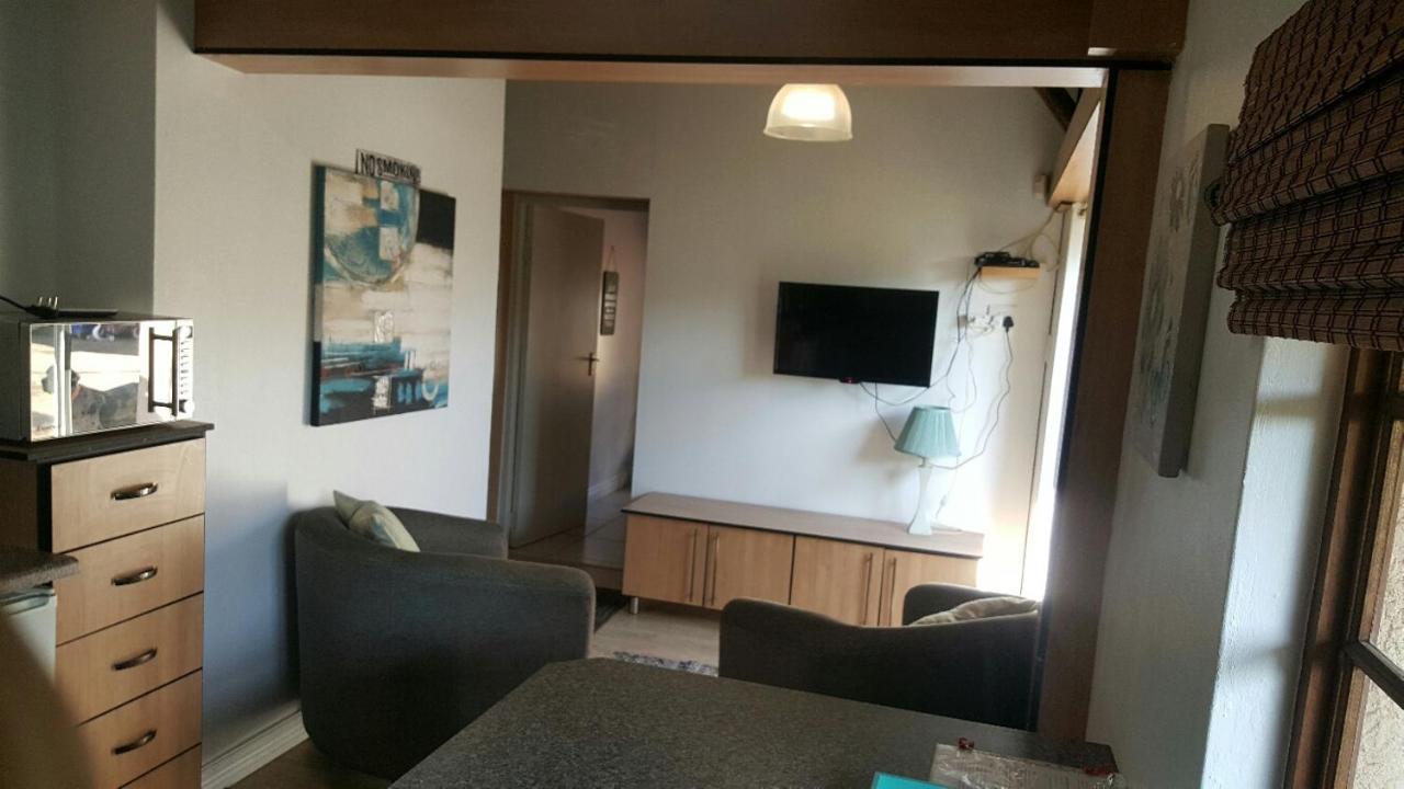 12 On Vaal Drive Guesthouse Vanderbijlpark Eksteriør bilde
