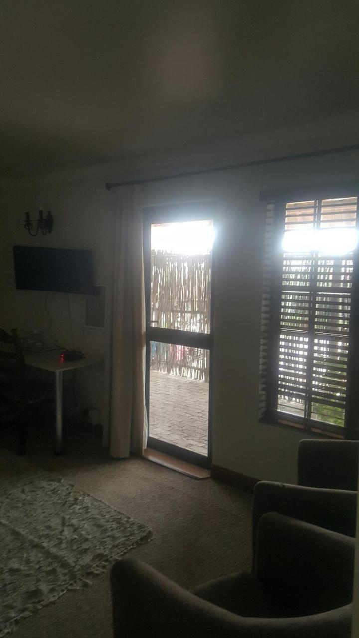 12 On Vaal Drive Guesthouse Vanderbijlpark Eksteriør bilde