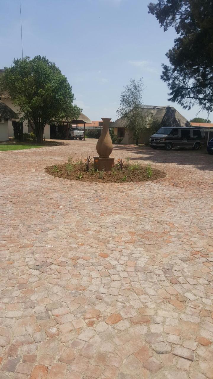 12 On Vaal Drive Guesthouse Vanderbijlpark Eksteriør bilde